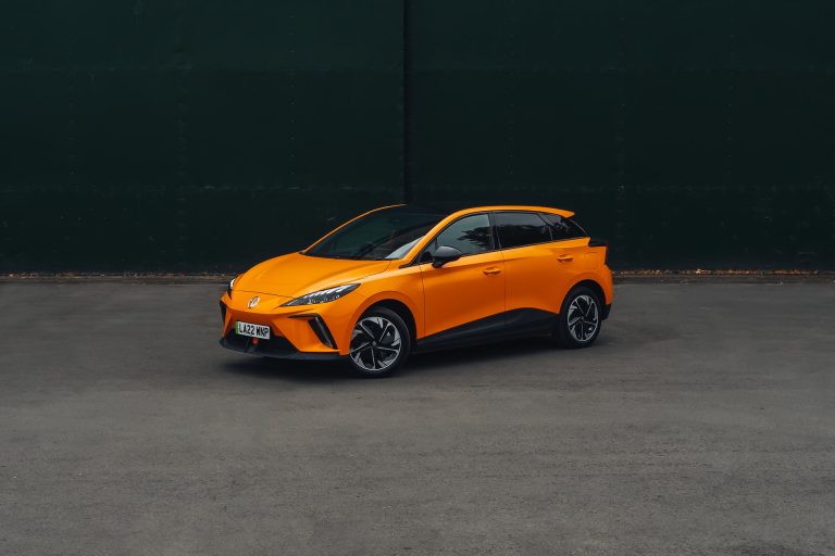 Comparativa MG4 vs Peugeot e-308: qué compacto eléctrico negocia mejor descuento en cierre de trimestre