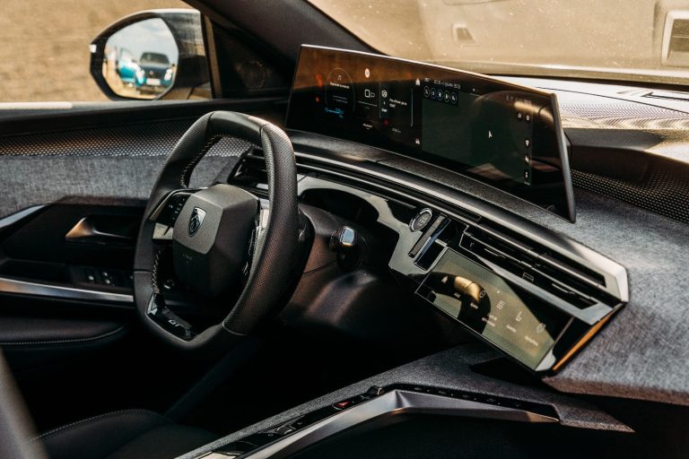 Cómo negociar el paquete tecnológico de un SUV en concesionario en 2026: qué extras sueltan gratis en cierre d