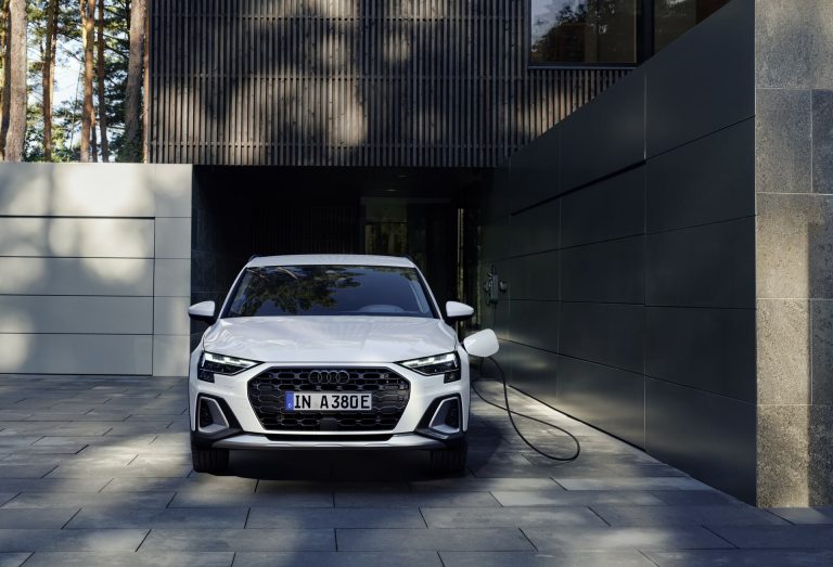 Qué es realmente un compacto premium 'híbrido enchufable' con más de 90 km eléctricos WLTP y cómo afecta al va