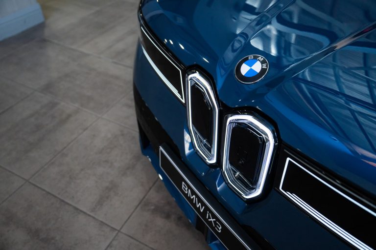 Comparativa BMW X3 vs Lexus NX: qué SUV premium híbrido ofrece más tecnología de serie sin escalar de acabado Comparativa BMW X3 vs Lexus NX: qué SUV premium híbrido ofrece más tecnología de serie sin escalar de acabado