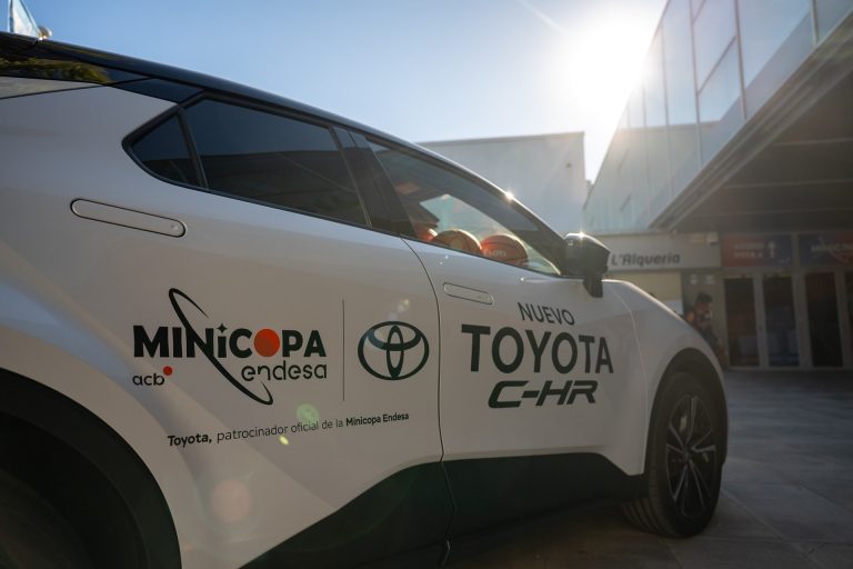 Comparativa Toyota C-HR PHEV vs Peugeot 308 Hybrid: qué compacto enchufable sale más barato a 4 años con Plan Auto+ aplicado Comparativa Toyota C-HR PHEV vs Peugeot 308 Hybrid: qué compacto enchufable sale más barato a 4 años con Plan